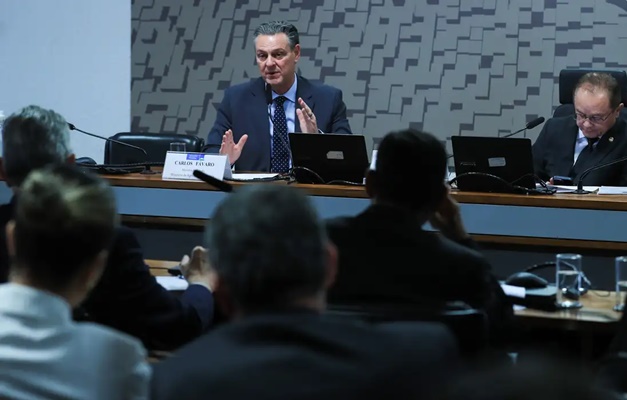 Ministro da Agricultura anuncia que foco de gripe aviária está contido