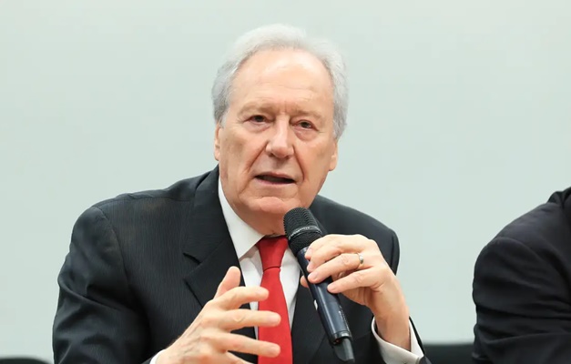 Ministro manda PF abrir inquérito contra mulher que gritou “Lula ladrão”