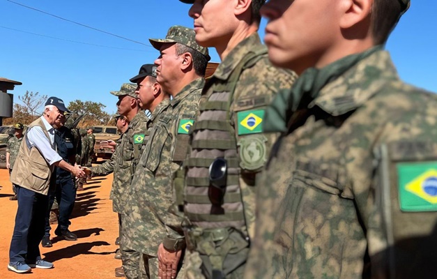 Ministro visita local da queda de helicóptero da Marinha, em Formosa
