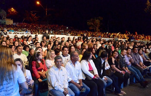 Missa de 7º dia reúne famosos, família e fãs de Cristiano Araújo em Goiânia