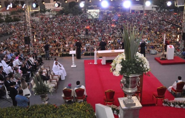 Missa de encerramento da festa do Divino Pai Eterno reúne milhares de fiéis