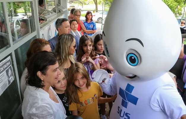 Momento histórico, diz ministra sobre vacinação de crianças contra a dengue