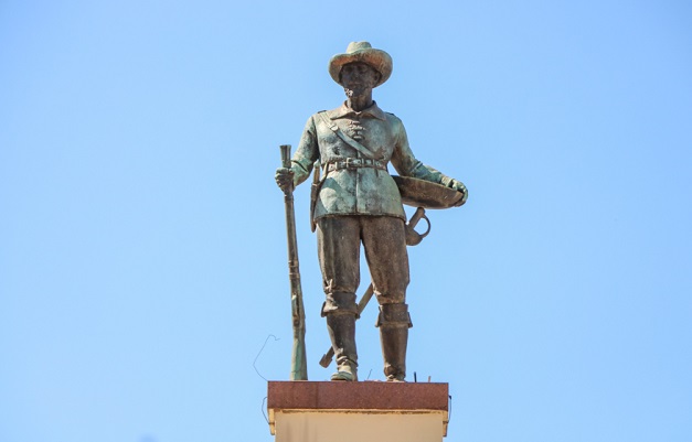 Monumento ao Bandeirante: de bacamarte na mão, o Anhanguera vigia Goiânia