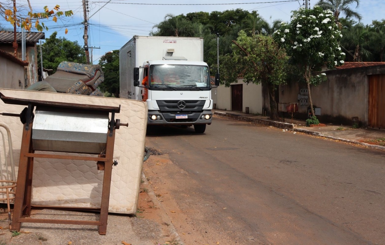 Moradores de Goiânia podem solicitar serviço de 'cata-treco' pelo WhatsApp