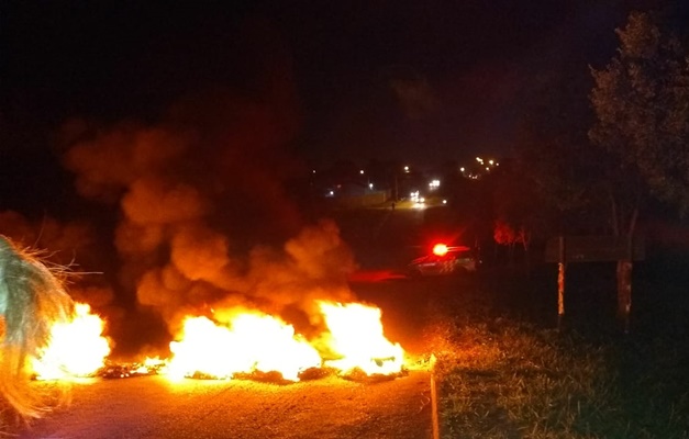 Moradores do residencial Center Ville, em Goiânia, bloqueiam avenida