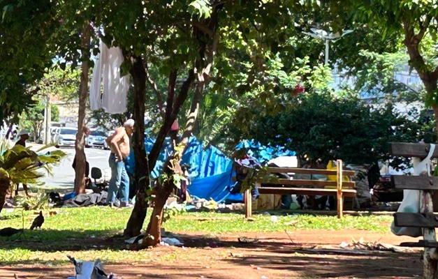 Moradores e comerciantes cobram mais segurança em praça no Centro de Goiânia