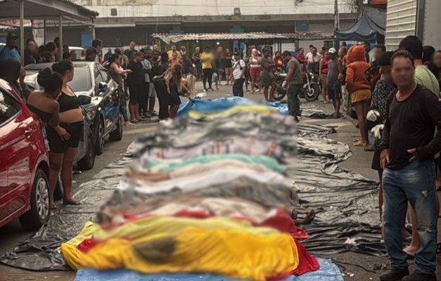 Moradores levam ao menos 50 corpos para praça após operação mais letal do Rio