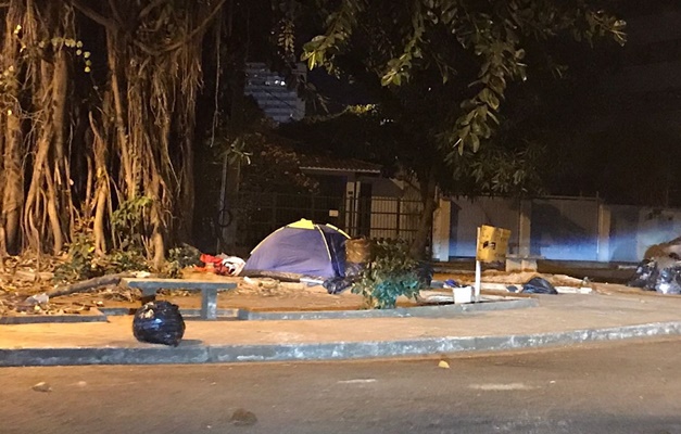 Moradores reclamam de usuários de drogas próximos à Praça Cívica