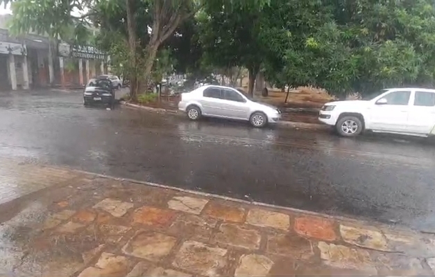 Moradores registram chuva em Goiânia