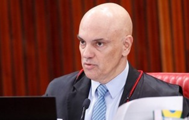 Moraes abre sigilo e manda à PGR relatório da PF que indicia Bolsonaro e mais 36