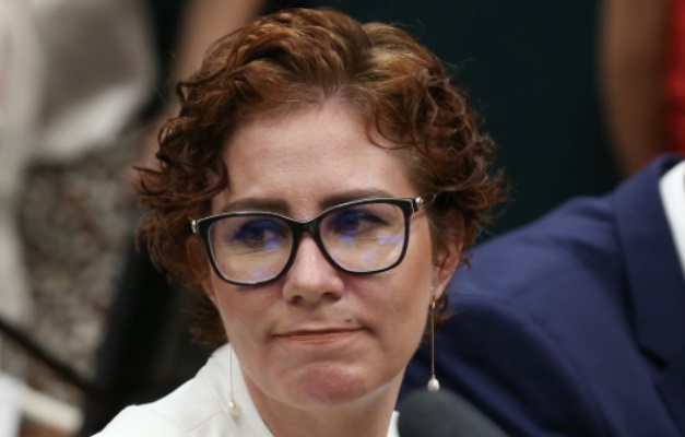 Moraes acata pedido da PGR e decreta prisão preventiva de Carla Zambelli