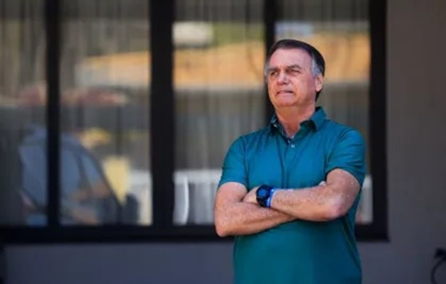 Moraes autoriza que Bolsonaro faça almoço de aniversário de 15 anos da filha em casa