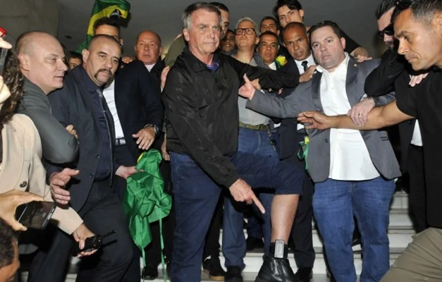 Moraes dá 24 horas para defesa de Bolsonaro explicar uso de redes sociais