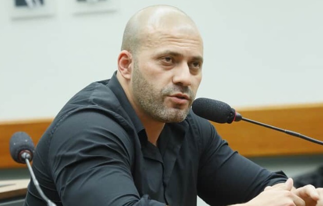 Moraes dá liberdade provisória a Daniel Silveira