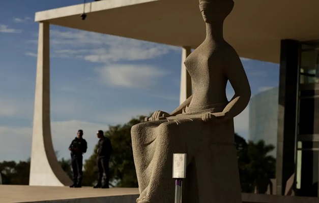 Moraes decide que Bolsonaro continuará preso na superintendência da PF