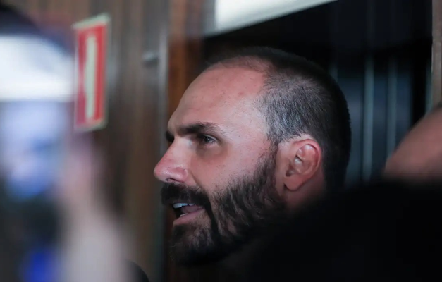 Moraes determina bloqueio de bens e contas de Eduardo Bolsonaro
