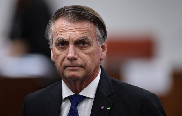 Moraes determina que defesa de Bolsonaro se manifeste em 24h sobre violação da tornozeleira