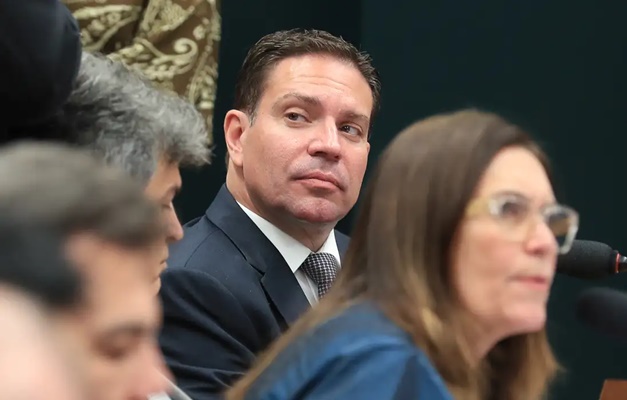 Moraes determina suspensão parcial da ação do golpe contra Ramagem