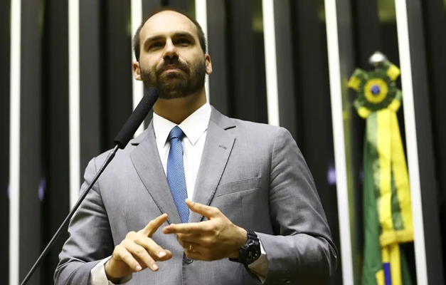 Moraes envia denúncia contra Eduardo Bolsonaro para Hugo Motta
