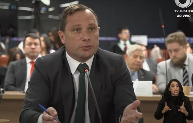 Moraes interroga Bolsonaro e outros 7 réus da trama golpista; Mauro Cid é o primeiro a falar
