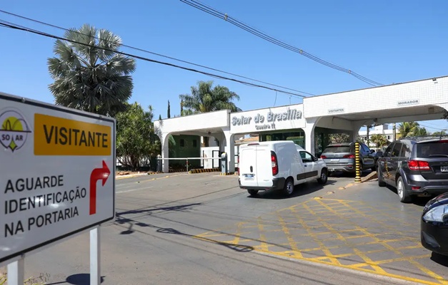 Moraes manda vistoriar carros e área externa da casa de Bolsonaro