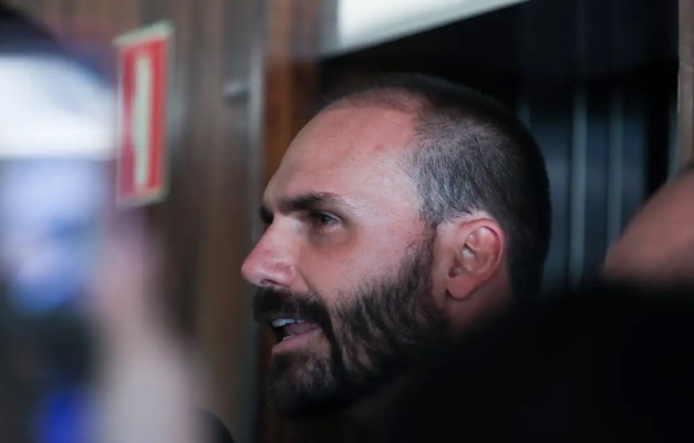 Moraes nega apreensão do passaporte de Eduardo Bolsonaro