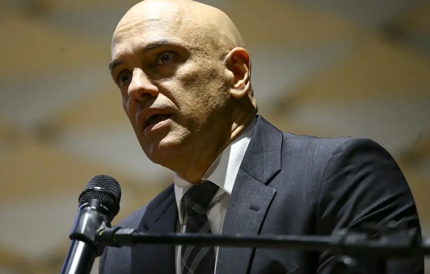 Moraes nega pedido para isentar X no Brasil de ordens judiciais