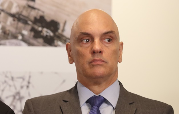 Moraes proíbe Bolsonaro e investigados por tentativa golpista de irem a eventos militares