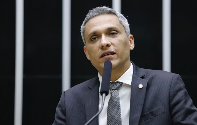 Moraes suspende ação penal contra deputado Gustavo Gayer