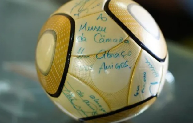 Moraes vota para condenar homem que teria furtado bola assinada por Neymar em 8/1