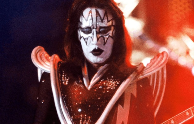 Morre Ace Frehley, guitarrista fundador do Kiss, aos 74 anos