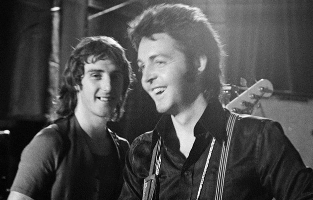 Morre Danny Laine, que fundou banda Wings com Paul McCartney, aos 79 anos