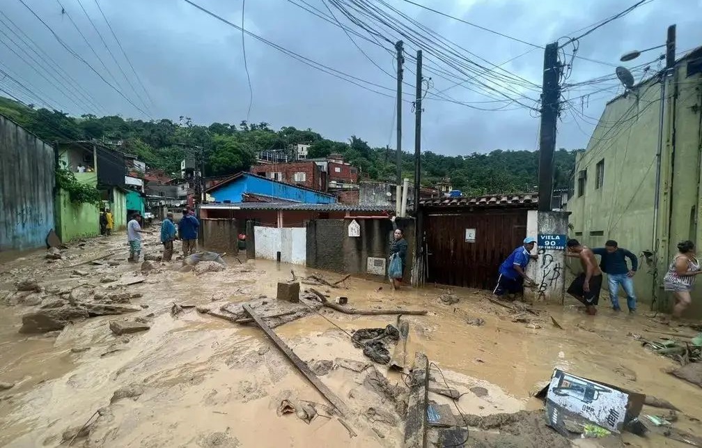 Mortes após chuva no litoral de SP chegam a 36 