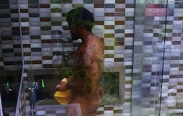 Motoboy Douglas toma banho pelado no BBB 15