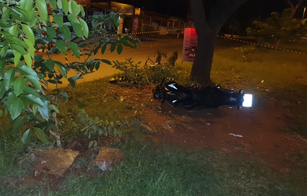 Homem morre ao chocar-se de moto contra árvore no Silveira