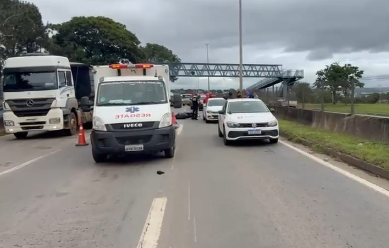 Motociclista morre após ser atropelado por 2 veículos na BR-153, em Goiânia