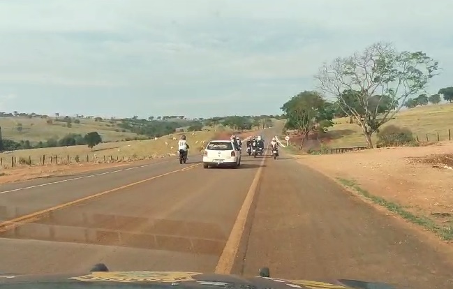 Motociclistas são presos por prática de "rachas" na BR-070, em Jaraguá