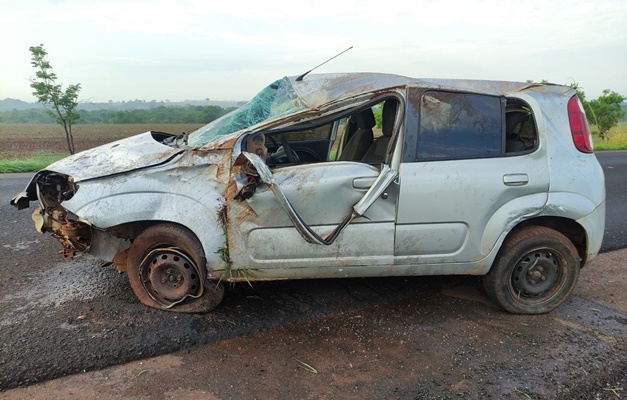 Motorista bêbado capota carro em rodovia de Rio Verde e 3 ficam feridos