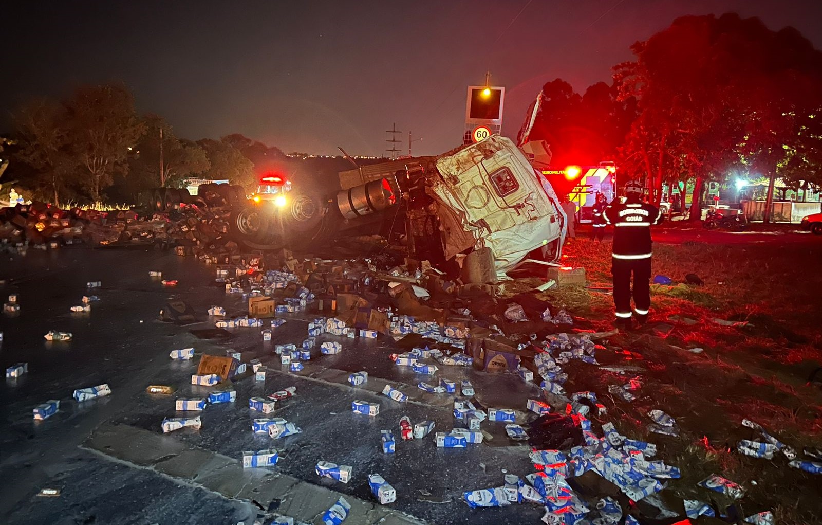 Motorista de 32 anos morre após tombamento de carreta na GO-139