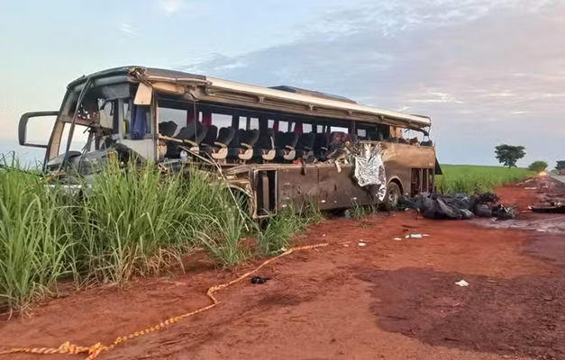 Motorista de carreta que bateu em ônibus com universitários em SP é preso