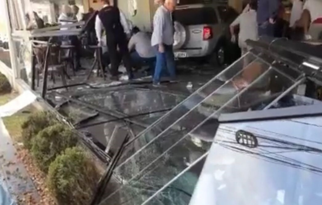 Motorista de carro que invadiu restaurante em Goiânia presta depoimento