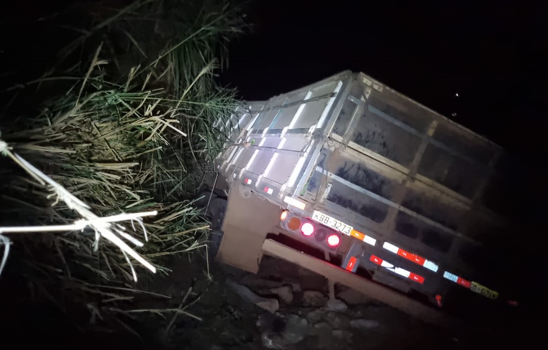Motorista é atropelado pelo próprio caminhão na BR-153, em Professor Jamil