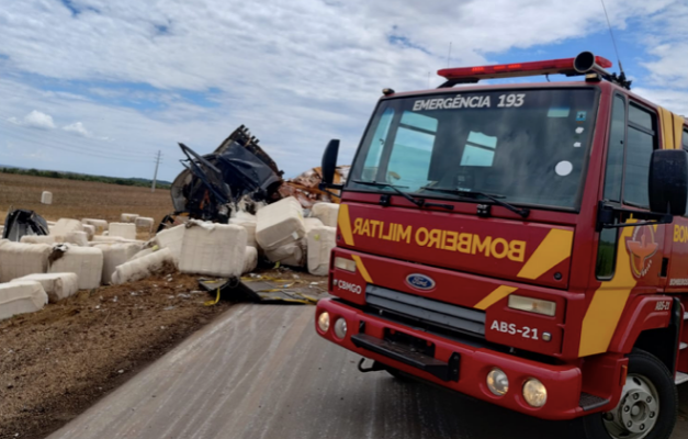 Mulher fica presa às ferragens de carro após acidente com caminhão e van,  em Redenção, Ceará