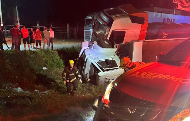 Motorista fica preso nas ferragens após batida entre caminhões em Morrinhos