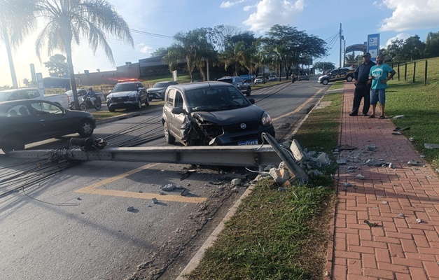 Motorista invade pista contrária e derruba postes no Setor Alto da Glória