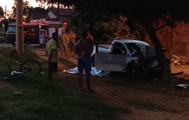 Motorista morre após bater carro contra árvore em Uruaçu