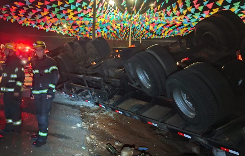 Motorista morre após caminhão tombar e cair em córrego em Itumbiara
