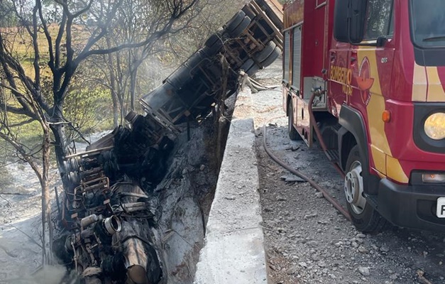 Motorista morre após carreta cair de ponte na GO-164 e pegar fogo