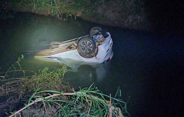 Motorista morre após carro cair em rio durante ultrapassagem em Corumbá 