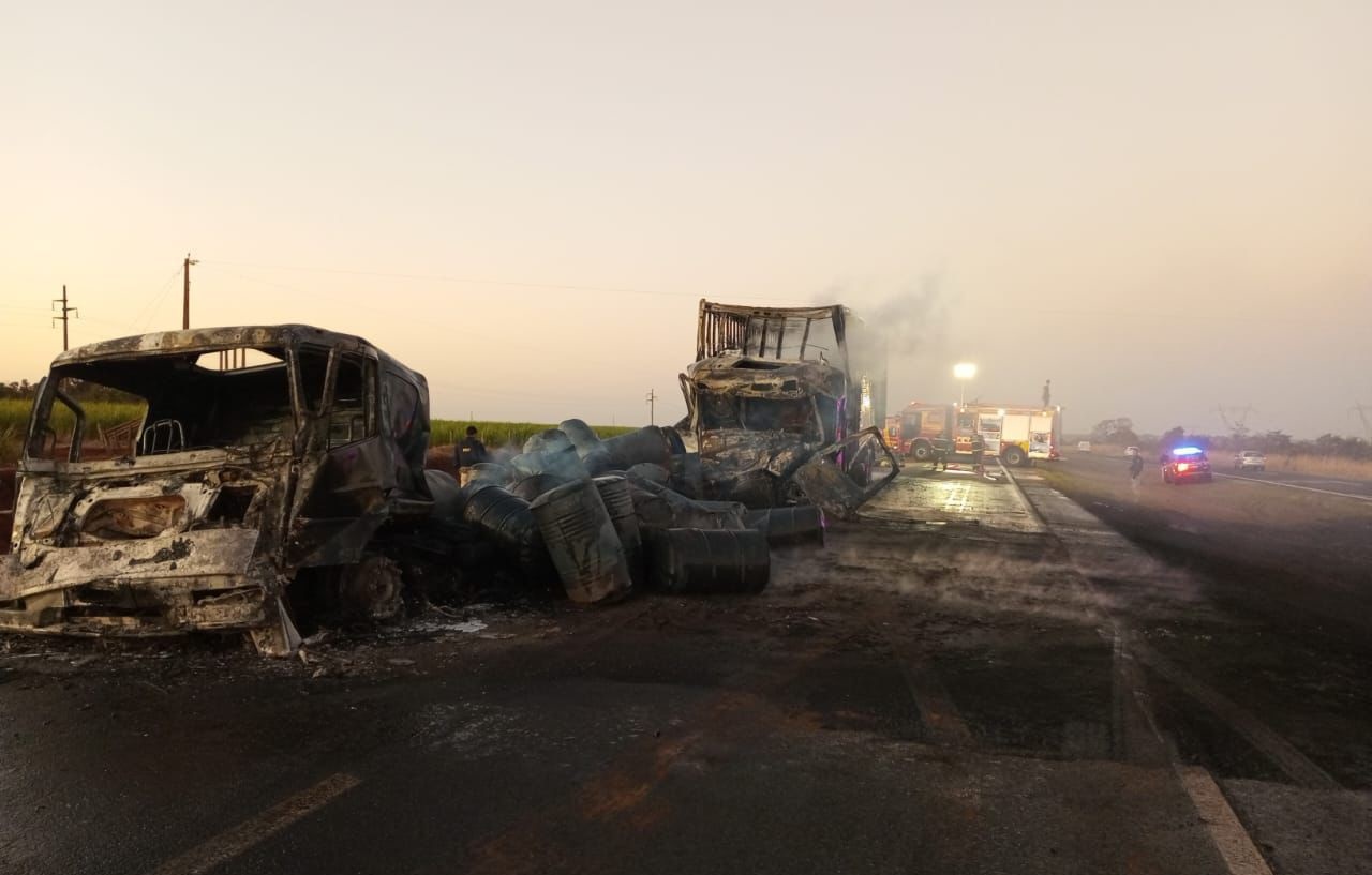 Motorista morre em acidente entre dois caminhões de carga em Morrinhos 